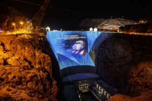 The world premiere of the Freightliner Inspiration Truck at The Hoover Dam set a new Guinness World Record.Die Weltpremiere des Freightliner Inspiration Truck an der Hoover-Talsperre brachte einen Eintrag ins Guinness-Buch der Rekorde.