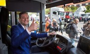 Prezydent Słupska Robert Biedroń za kierownicą autobusu Scania