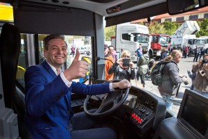 Prezydent Słupska Robert Biedroń za kierownicą autobusu Scania