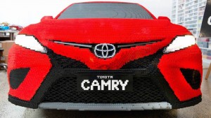 Toyota z klocków Lego i Lexus z origami